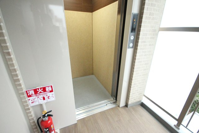 玄関前の共用部です