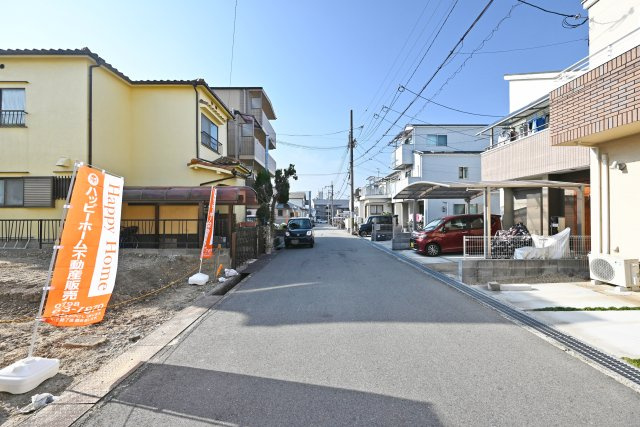 伊丹市瑞穂町3丁目│建築条件無し売土地の前面道路含む現地写真|前面道路は北側に約5.9ｍ幅で駐車の際も安心です。