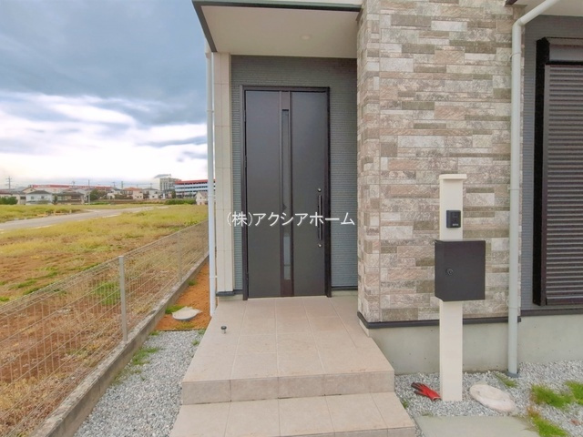 所沢市下安松・全2棟　新築一戸建　1号棟の玄関