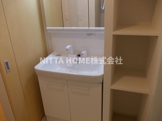 Ｙ’ｓアーバンＫの洗面所|三面鏡付き洗面台もありますよ♪