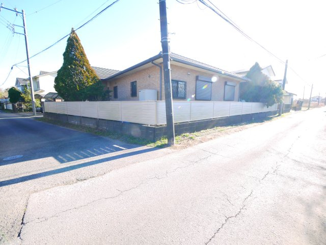大網白里市細草　中古戸建の前面道路含む現地写真|敷地約375坪 平成18年12月築４LDK平屋オール電化+平成2年7月築４DK+倉庫 ドックラン可能