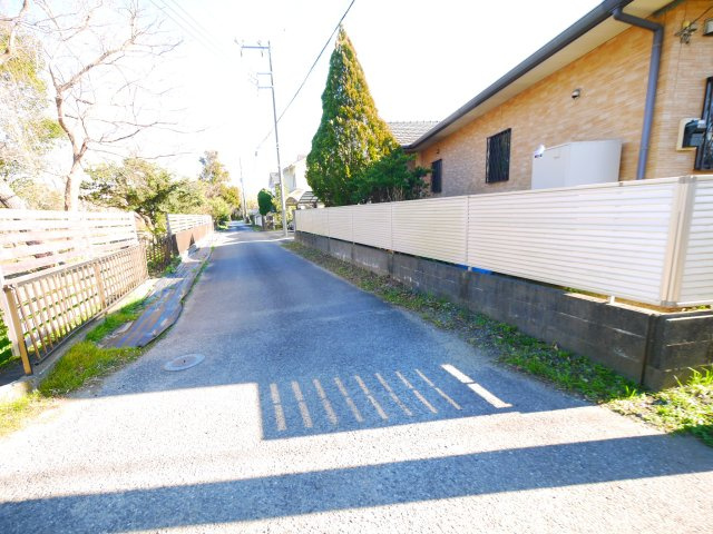 大網白里市細草　中古戸建の前面道路含む現地写真|敷地約375坪 平成18年12月築４LDK平屋オール電化+平成2年7月築４DK+倉庫 ドックラン可能