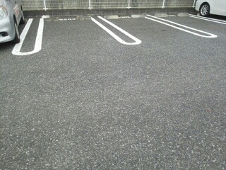 アレスト・イーグルB棟の駐車場