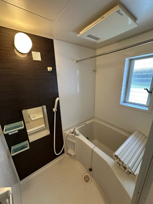 【浴室】 | ポートエレン | ※参考写真※追い焚き機能・浴室暖房乾燥機付きバスルーム♪お風呂に浸かって一日の疲れもすっきりリフレッシュ☆換気のできる小窓付きです♪