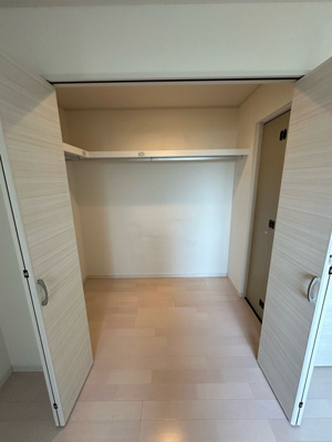 【収納】 | ポートエレン | ※参考写真※洋室6帖のお部屋にあるウォークインクローゼットです♪たっぷり収納できてお洋服や荷物が多くてもお部屋すっきり☆