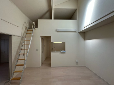 【居間・リビング】 | ポートエレン | ※参考写真※南東向きリビングダイニングキッチン12.7帖☆女性に人気なカウンターキッチンです♪ロフトや天窓があるのも魅力的ですよね！