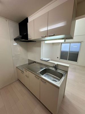 【キッチン】 | ポートエレン | ※参考写真※ガスコンロ設置可能のキッチンです☆場所を取るお鍋やお皿もすっきり収納できます♪