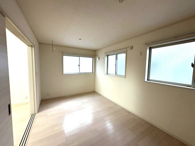 【洋室】 | ポートエレン | ※参考写真※南東向き洋室7.5帖☆リビングダイニングキッチンに繋がる角部屋二面採光のお部屋です！洋室のお部屋は書斎や子供部屋としても使えますね♪