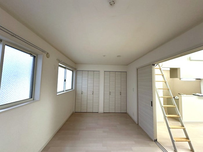 【寝室】 | ポートエレン | ※参考写真※南東向き洋室7.5帖☆クローゼットが2ヶ所あります♪お洋服がスッキリ収納できて、整理しやすくなりますね☆