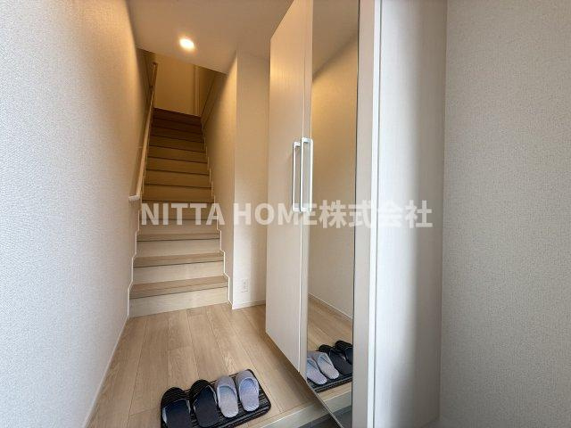 マーベラスコウベの玄関|居住スペースは2階です＊