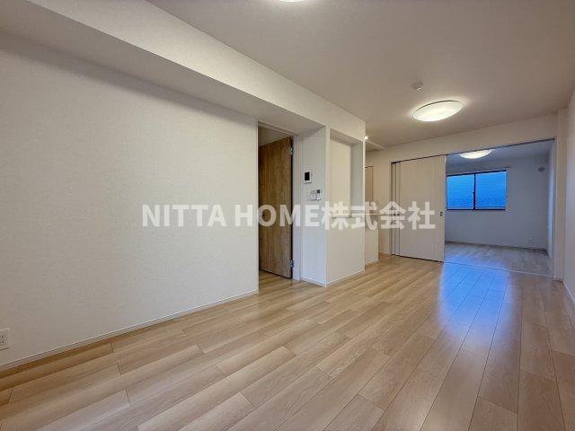 マーベラスコウベの居間・リビング|カウンターキッチン採用の１３．３帖のリビング