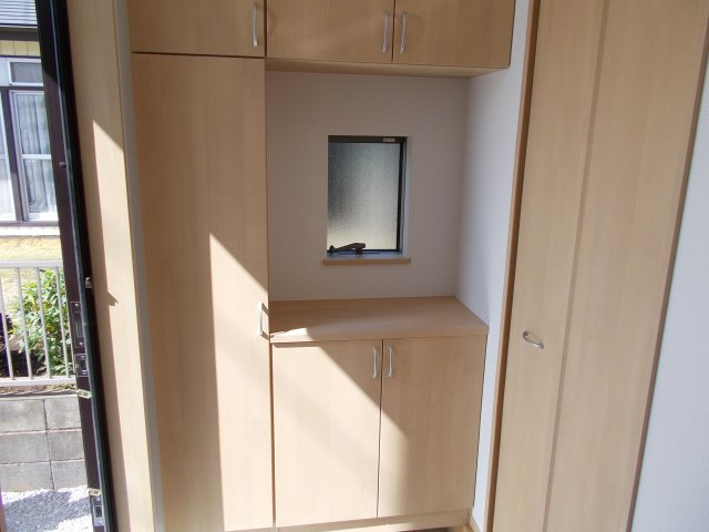 ハートフルタウン 前橋市広瀬町3丁目1番　Ａ号棟の玄関|玄関収納もたっぷりついています。