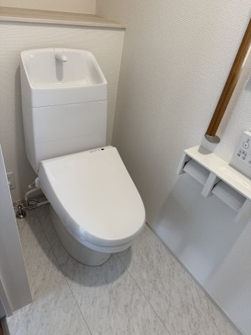 ハートフルタウン 前橋市広瀬町3丁目1番　Ａ号棟のトイレ|1階トイレです。清潔感のある白を基調としています。
温水洗浄・便座暖房機能の付いた快適なトイレです☆