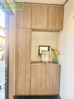 【玄関】 | 小学校5分　中学校10分　保育園3分　三山3　A号棟 | 現地（2026.01.09撮影）