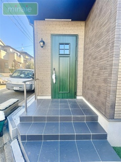 【玄関】 | 小学校5分　中学校10分　保育園3分　三山3　A号棟 | 現地（2026.01.09撮影）