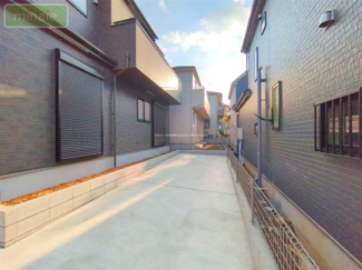 【駐車場】 | 小学校5分　中学校10分　保育園3分　三山3　A号棟 | 現地