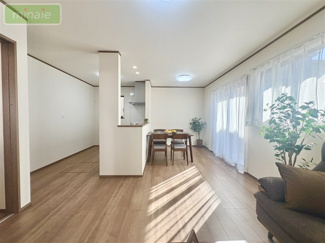 【居間・リビング】 | 小学校5分　中学校10分　保育園3分　三山3　A号棟 | 現地（2026.01.09撮影）