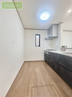 【キッチン】 | 小学校5分　中学校10分　保育園3分　三山3　A号棟 | 現地（2026.01.09撮影）