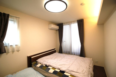 【洋室】 | 幸田町大字六栗戸建 | 間接照明で落ち着いた雰囲気の主寝室！収納力のあるWIC付です！