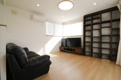 【洋室】 | 幸田町大字六栗戸建 | 床暖房付のリビング！バルコニーにも出れるので広々した空間でゆっくり過ごせそうです！※写真は一部修正あり