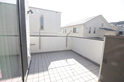 【バルコニー】 | 幸田町大字六栗戸建 | 2階のダイニング＆リビングからつながるワイドバルコニー！！プールやバーベキューなどもできます！周りの視線が気にならないところも開放的でこだわったポイントです！！