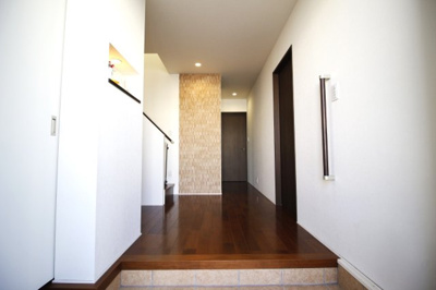 【玄関】 | 幸田町大字六栗戸建 | 皆様をお出迎えする玄関！収納充実＆エコカラットのポイントでスタイリッシュなこだわりの注文住宅です！