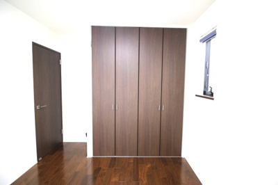 【収納】 | 幸田町大字六栗戸建 | 落ち着いた色合いの洋室には大きな収納付！荷物が増えても部屋はスッキリ保てそうですね！