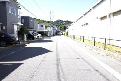 【周辺】 | 幸田町大字六栗戸建 | 北側前面道路！車がすれ違うこともできる広々した道路になります