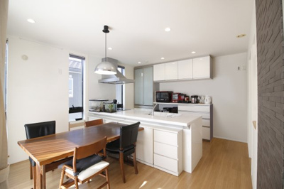 【居間・リビング】 | 幸田町大字六栗戸建 | 家族との時間が増えるダイニングキッチン！日当たりのいい温かな空間でおうち時間を満喫！※写真一部修正あり