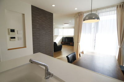 【居間・リビング】 | 幸田町大字六栗戸建 | キッチンからのダイニング＆リビングが見渡せる間取り！小さなお子さんがいても安心です！