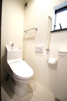 【トイレ】 | 幸田町大字六栗戸建 | 1階のトイレ！白で統一された清潔感のある空間です！