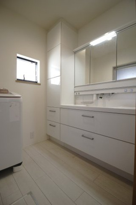 【洗面所】 | 幸田町大字六栗戸建 | ワイドタイプの広々した洗面台＆収納量もしっかりとある棚付！朝の時間帯もスムーズに準備もできそうです！