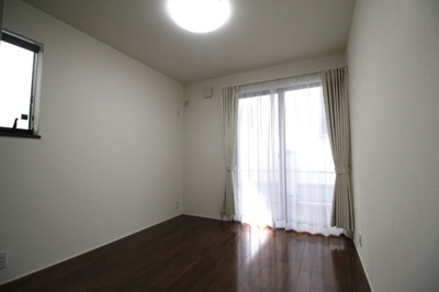 【洋室】 | 幸田町大字六栗戸建 | 南側のお庭にも出れる洋室！子ども部屋としても広さもあり、荷物もスッキリしまえるクローゼット付！