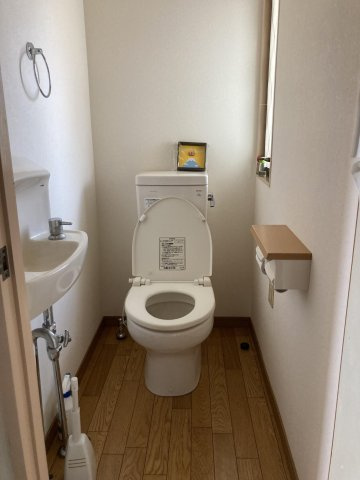 国分（白川）戸建てのトイレ|2階トイレは手洗い付きでとても便利。