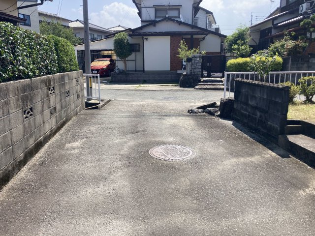 国分（白川）戸建ての駐車場|道路入口。橋が少し狭めですが、車種によっては問題なく通れます