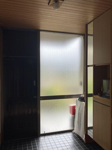 国分（白川）戸建ての玄関|窓が大きく明るい玄関。天井も木目で雰囲気良くなっています。