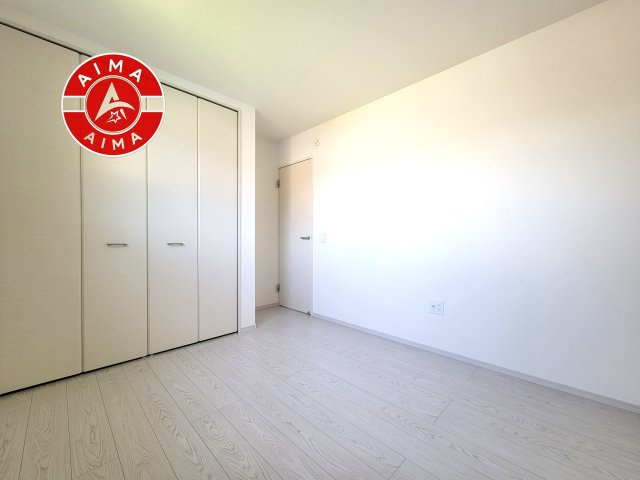 福岡市城南区樋井川6丁目第1-3棟（3号棟）の子供部屋|柔らかい陽光が差し込む明るいお部屋を演出する設計。彩光の取れる窓が気持ちの良いお部屋を創り上げます。