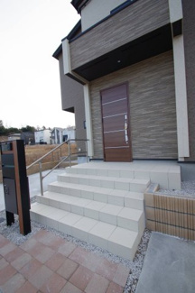 【エントランス】 | 【仲介手数料無料！！】稲城市東長沼　新築戸建て（全1棟）1号棟　6880万円