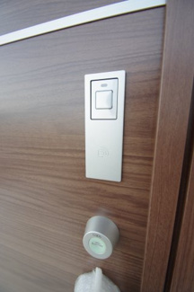 【防犯設備】 | 【仲介手数料無料！！】稲城市東長沼　新築戸建て（全1棟）1号棟　6880万円 | 玄関扉はカードキー対応