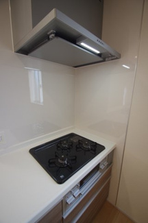 【キッチン】 | 【仲介手数料無料！！】稲城市東長沼　新築戸建て（全1棟）1号棟　6880万円 | フラット型レンジフード