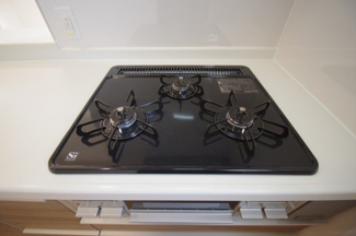 【キッチン】 | 【仲介手数料無料！！】稲城市東長沼　新築戸建て（全1棟）1号棟　6880万円 | コンロ