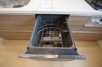 【キッチン】 | 【仲介手数料無料！！】稲城市東長沼　新築戸建て（全1棟）1号棟　6880万円 | ビルトイン食洗機