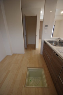 【キッチン】 | 【仲介手数料無料！！】稲城市東長沼　新築戸建て（全1棟）1号棟　6880万円 | 床下収納