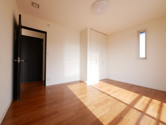 【洋室】 | 笛吹市石和町唐柏 平成27年築 積水ハウス施工 敷地159坪 | 2階洋室8帖