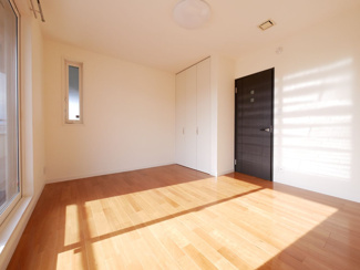 【洋室】 | 笛吹市石和町唐柏 平成27年築 積水ハウス施工 敷地159坪 | 2階洋室8帖