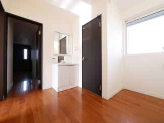 【その他】 | 笛吹市石和町唐柏 平成27年築 積水ハウス施工 敷地159坪 | 2階にも洗面台が設置済み　ホール部分も広々