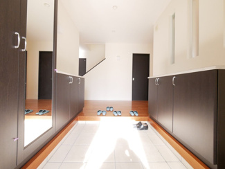 【玄関】 | 笛吹市石和町唐柏 平成27年築 積水ハウス施工 敷地159坪 | 収納たっぷり明るい玄関