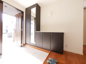 【玄関】 | 笛吹市石和町唐柏 平成27年築 積水ハウス施工 敷地159坪 | 大型下駄箱完備の玄関