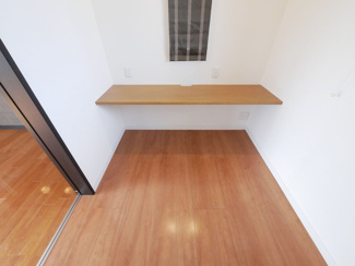 【収納】 | 笛吹市石和町唐柏 平成27年築 積水ハウス施工 敷地159坪 | 2階洋室11帖の書斎内カウンター