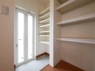 【収納】 | 笛吹市石和町唐柏 平成27年築 積水ハウス施工 敷地159坪 | 1階パントリー　御勝手口付